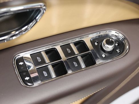 Used 2021 Bentley Bentayga AWD/4WD image 11