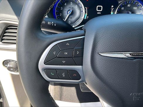 Used 2023 Chrysler Pacifica Touring-L FWD image 11