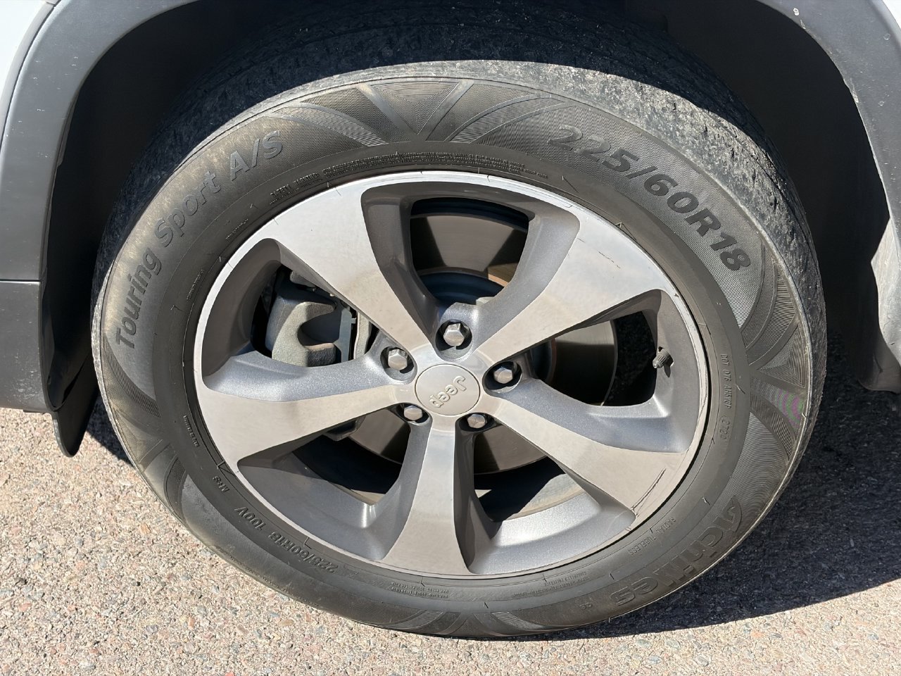Used 2019 Jeep Cherokee Limited AWD/4WD image 5
