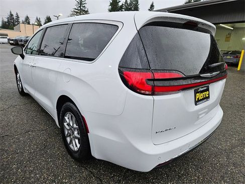 Used 2024 Chrysler Pacifica Touring-L image 6