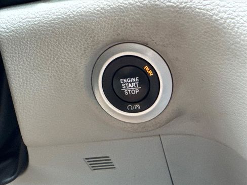 Used 2019 Chrysler Pacifica Limited w/ Advanced Safetytec Group FWD image 21