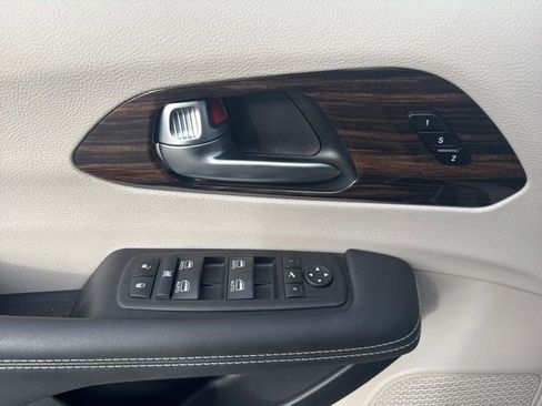 Used 2024 Chrysler Pacifica Limited image 25