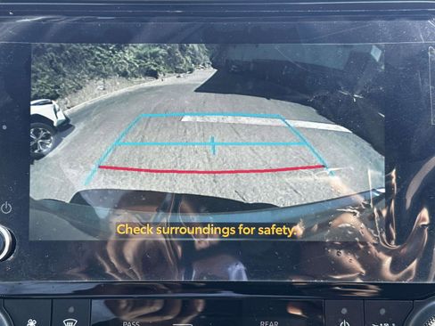 Used 2024 Toyota Highlander LE FWD image 26