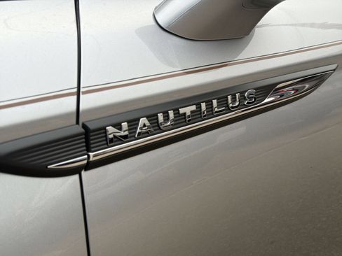 Used 2022 Lincoln Nautilus Reserve w/ Luxury Package AWD/4WD image 14