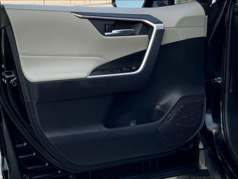 Used 2021 Toyota RAV4 XLE Premium image 20