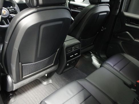Used 2024 Porsche Cayenne image 42