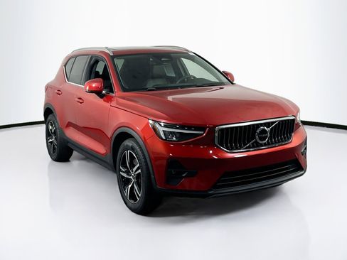Used 2023 Volvo XC40 B5 Plus image 3