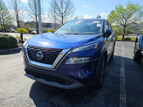 Used 2023 Nissan Rogue SV image 2
