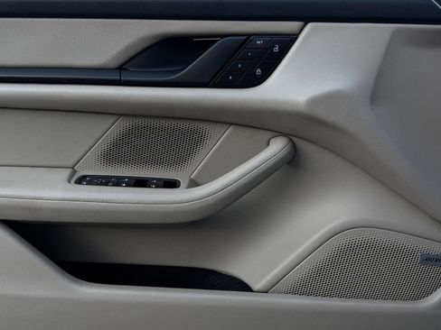 Used 2022 Porsche Taycan image 26