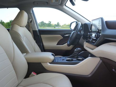 Used 2020 Toyota Highlander XLE FWD image 15