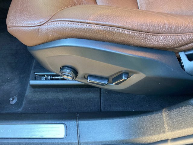 Used 2022 Volvo XC60 B5 Momentum w/ Advanced Package FWD image 15