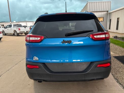 Used 2017 Jeep Cherokee Sport FWD image 6