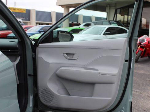 Used 2025 Hyundai Kona SEL FWD image 8