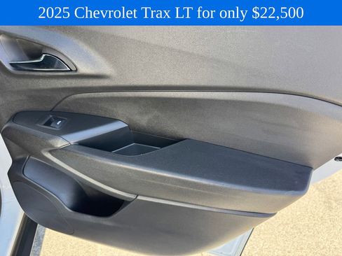 Used 2025 Chevrolet Trax LT FWD image 12