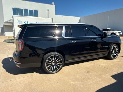 Used 2025 Chevrolet Suburban High Country AWD/4WD image 10