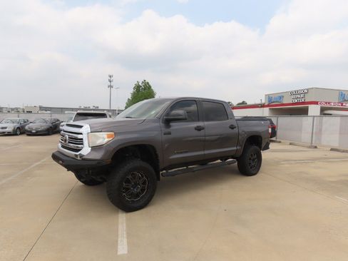 Used 2016 Toyota Tundra SR5 w/ SR5 Upgrade Package AWD/4WD image 2