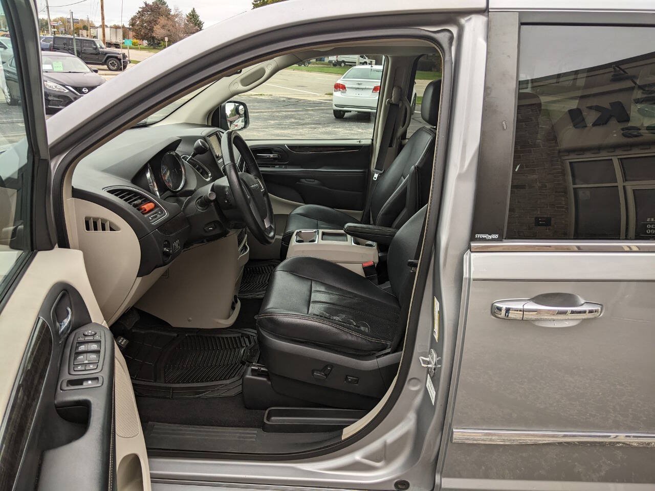 Used 2013 Chrysler Town & Country Touring-L w/ Entertainment Group #2 FWD image 10