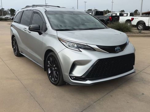 Used 2024 Toyota Sienna XSE image 2