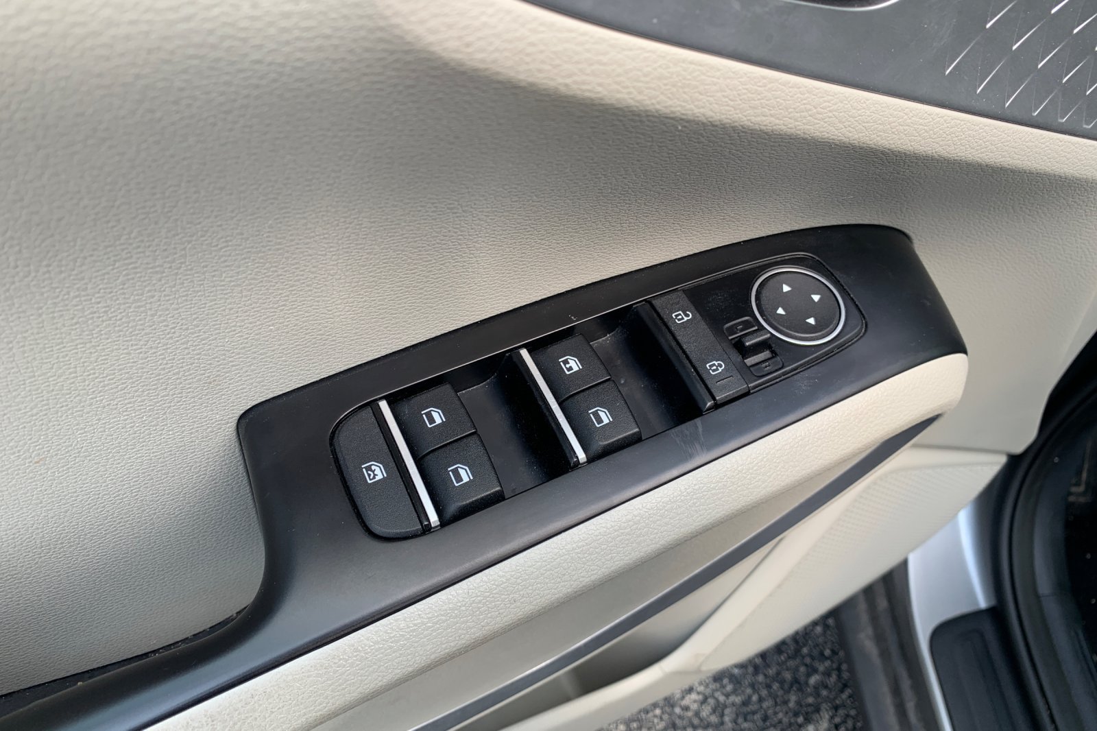 Used 2025 Kia Soul LX w/ LX Technology Package FWD image 12