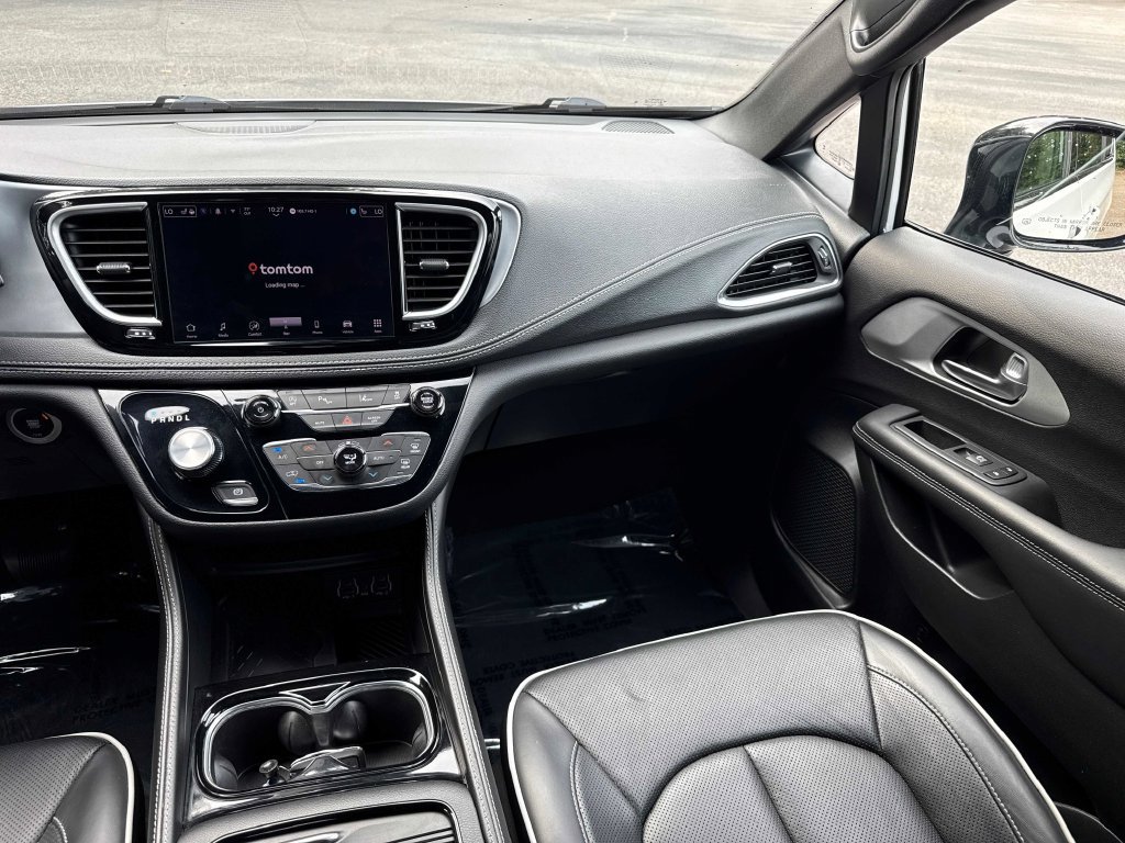 Used 2025 Chrysler Pacifica Limited FWD image 16
