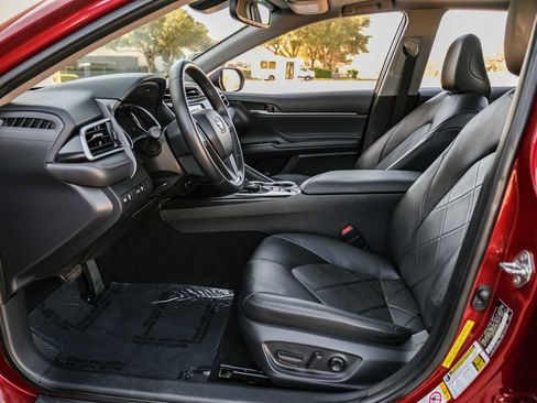 Used 2018 Toyota Camry XLE image 4