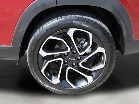Used 2025 Chevrolet Trax RS FWD image 9
