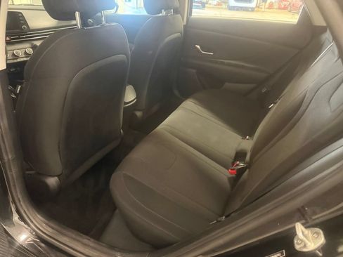 Used 2022 Hyundai Elantra SE FWD image 25