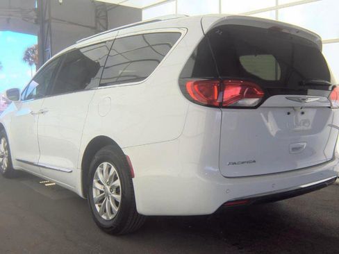 Used 2019 Chrysler Pacifica Touring-L image 6