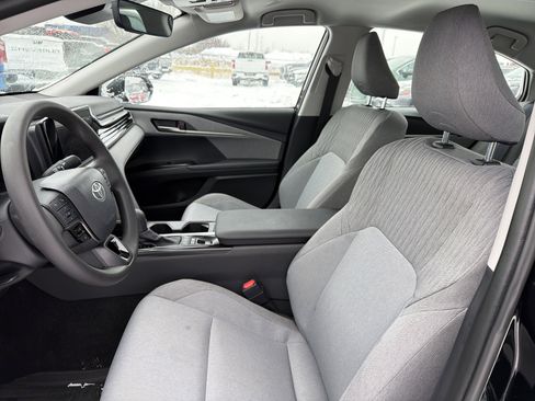 Used 2025 Toyota Camry LE image 9