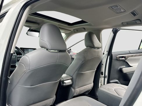 Used 2020 Toyota Highlander Limited FWD image 6