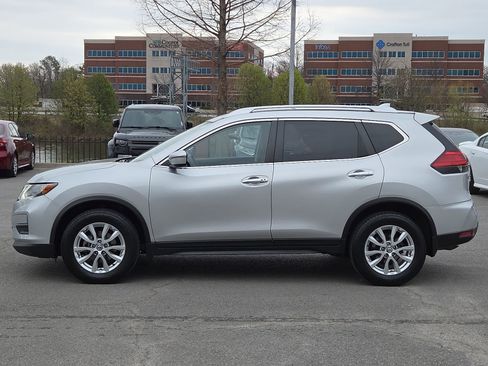 Used 2017 Nissan Rogue SV image 3