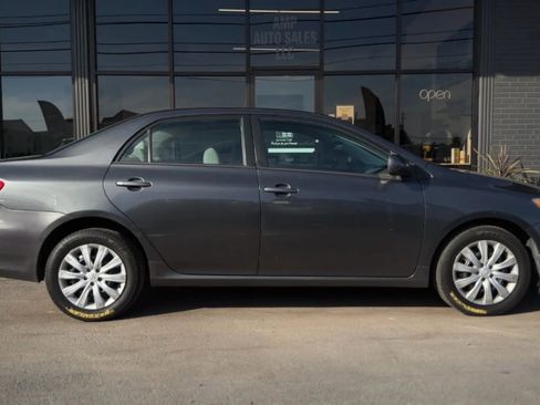 Used 2012 Toyota Corolla LE image 2