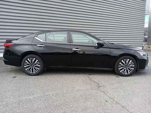 Used 2024 Nissan Altima 2.5 SV image 2