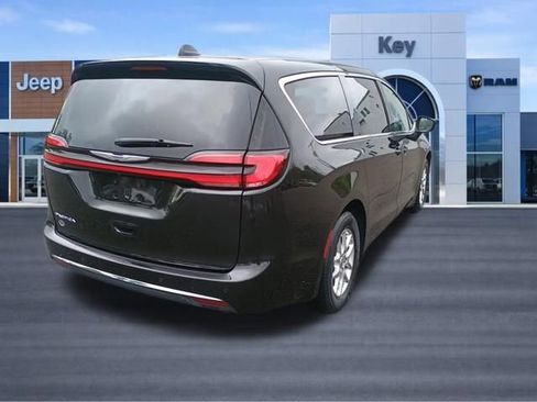 Certified 2023 Chrysler Pacifica Touring-L FWD image 5