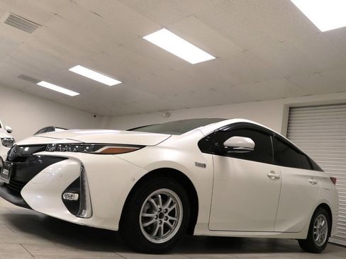 Used 2017 Toyota Prius Prime Advanced image 9