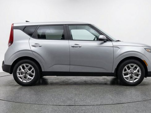 Used 2025 Kia Soul LX w/ LX Technology Package FWD image 11