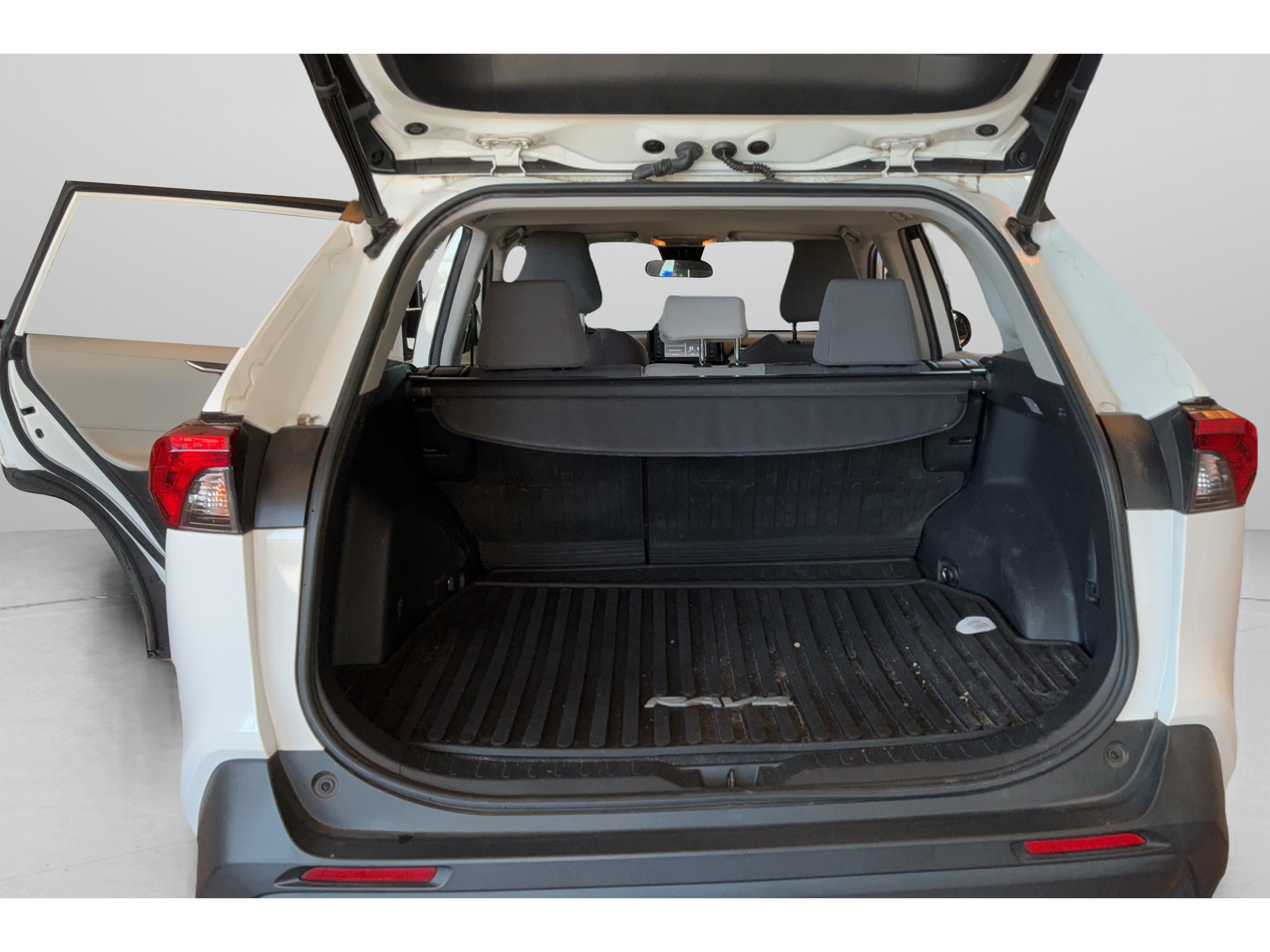 Used 2021 Toyota RAV4 XLE w/ Convenience Package FWD image 28