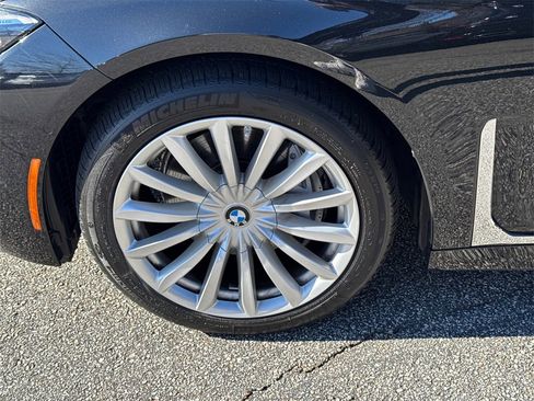 Used 2022 BMW 740i xDrive w/ Premium Package image 11