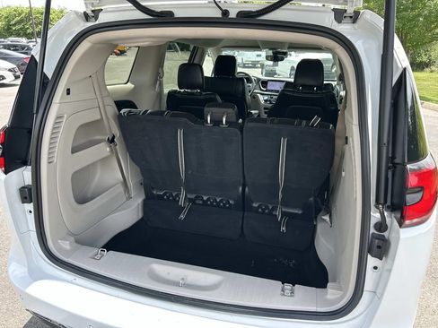 Used 2023 Chrysler Pacifica Touring-L FWD image 16