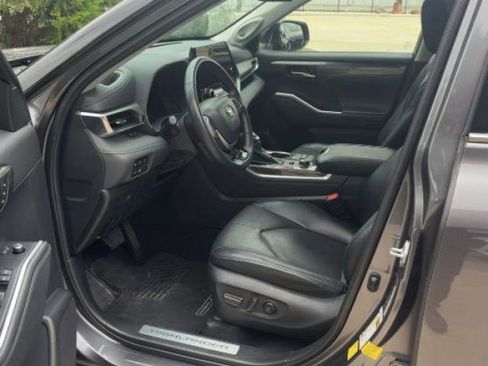 Used 2024 Toyota Highlander Limited AWD/4WD image 3