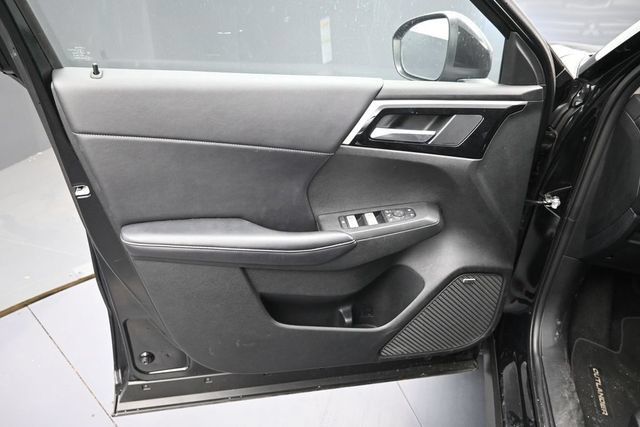 Used 2025 Mitsubishi Outlander SE FWD image 13