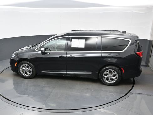 Used 2022 Chrysler Pacifica Limited FWD image 37