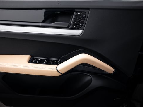 Certified 2026 Porsche Cayenne AWD/4WD image 17