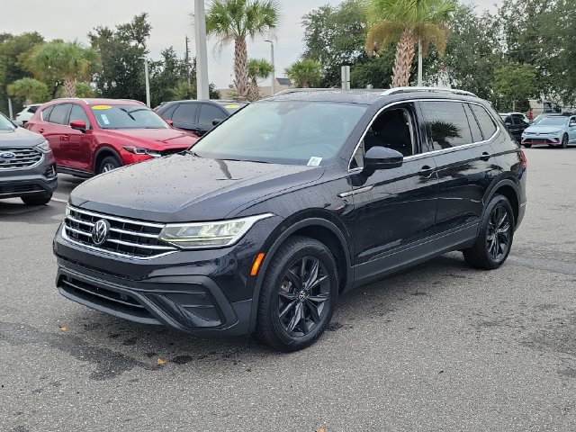 Used 2024 Volkswagen Tiguan SE w/ Panoramic Sunroof Package FWD image 2