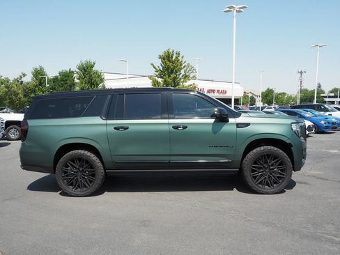 Used 2024 GMC Yukon XL Denali Ultimate AWD/4WD image 8