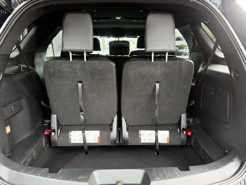 Used 2017 Ford Explorer XLT w/ Equipment Group 202A AWD/4WD image 9