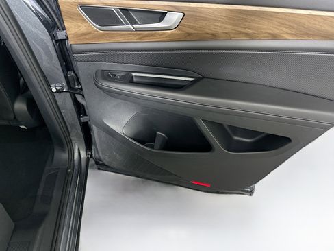 Used 2025 Volkswagen Atlas SE image 33