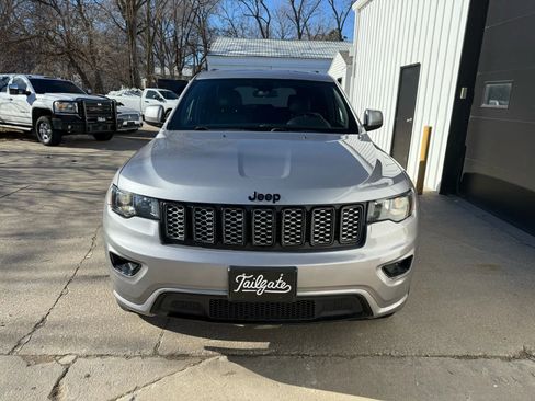 Used 2021 Jeep Grand Cherokee Laredo X image 3