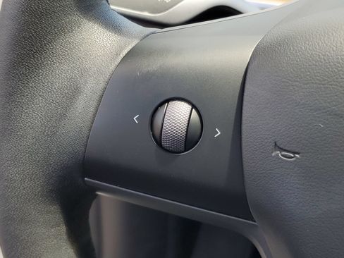 Used 2023 Tesla Model Y 2WD image 23