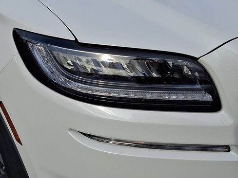 Used 2023 Lincoln Nautilus Reserve image 9